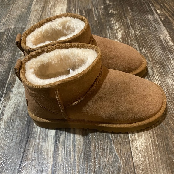 UGG Australia Chestnut Boots - Picture 3 of 6